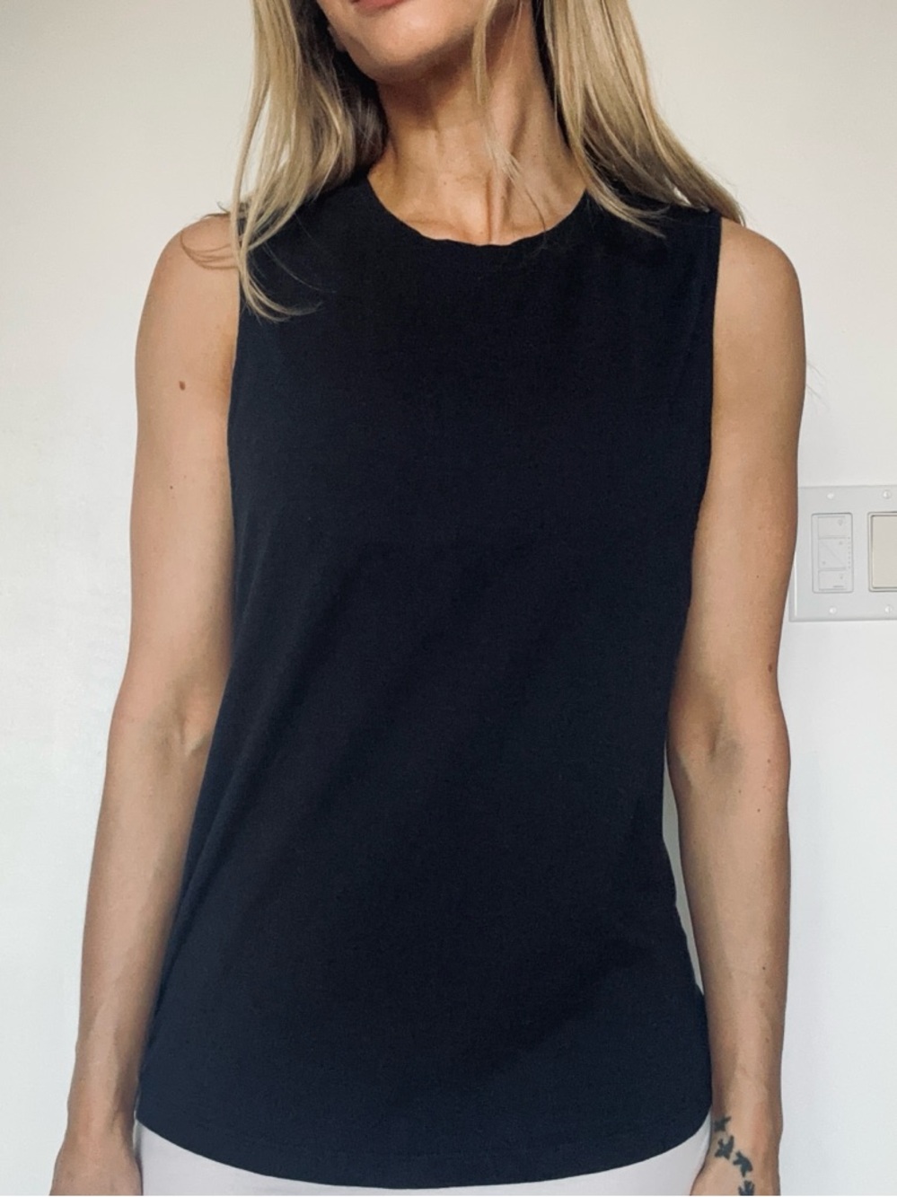 Classic Sleeveless Crewneck Tank Top - Black